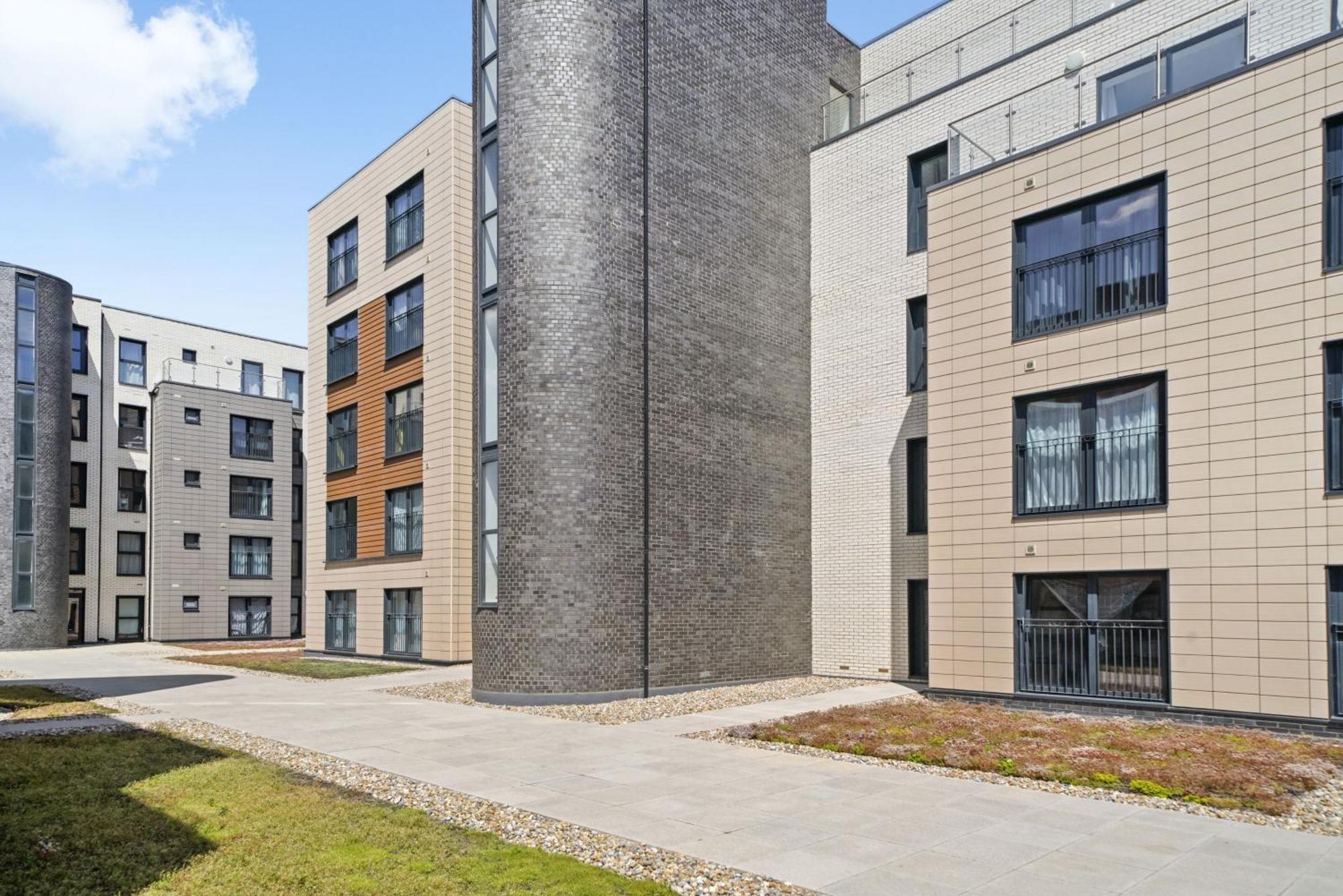 Modern Apartments With Free Parking Near Heathrow Colnbrook ภายนอก รูปภาพ