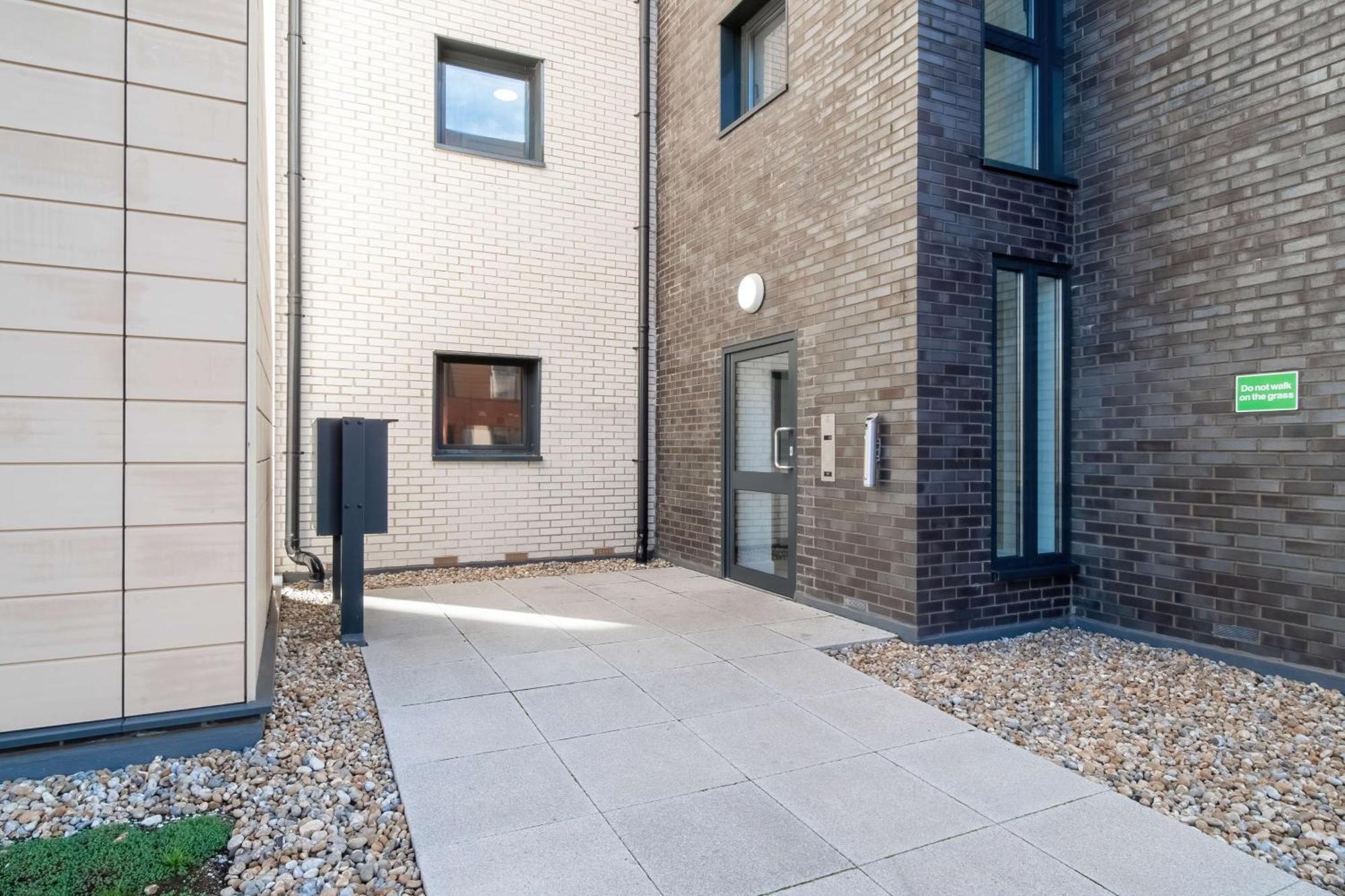 Modern Apartments With Free Parking Near Heathrow Colnbrook ภายนอก รูปภาพ