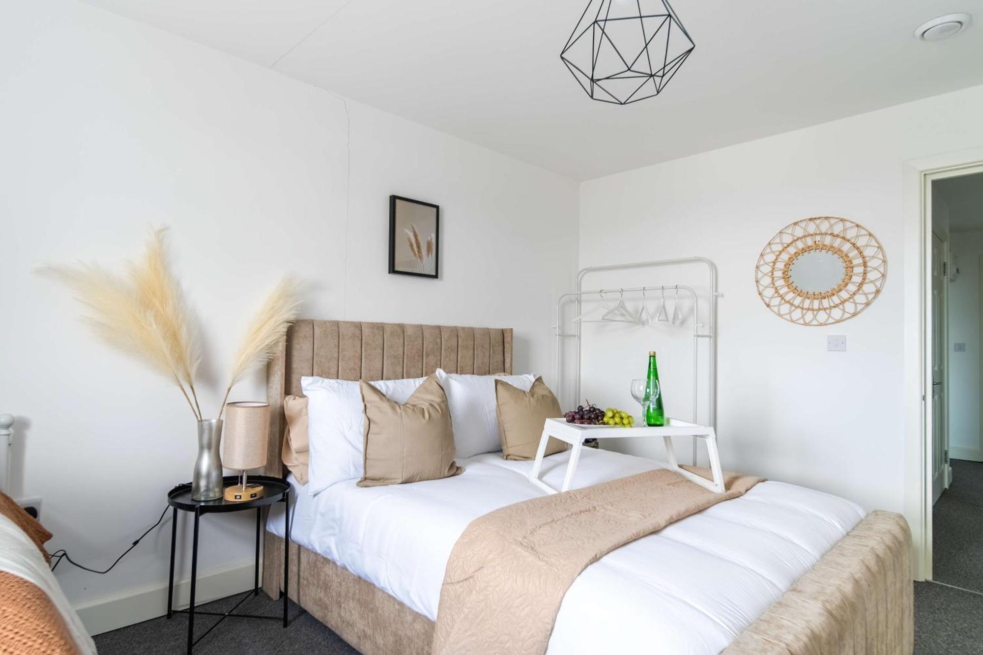 Modern Apartments With Free Parking Near Heathrow Colnbrook ภายนอก รูปภาพ