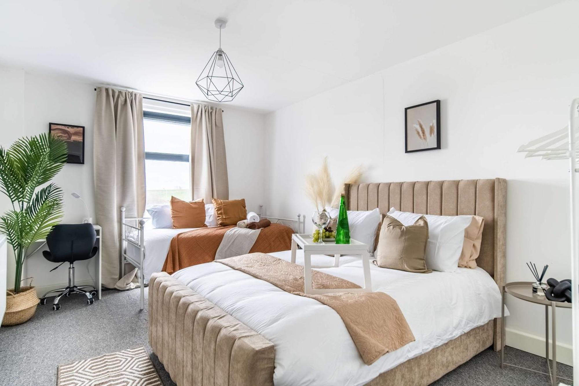 Modern Apartments With Free Parking Near Heathrow Colnbrook ภายนอก รูปภาพ